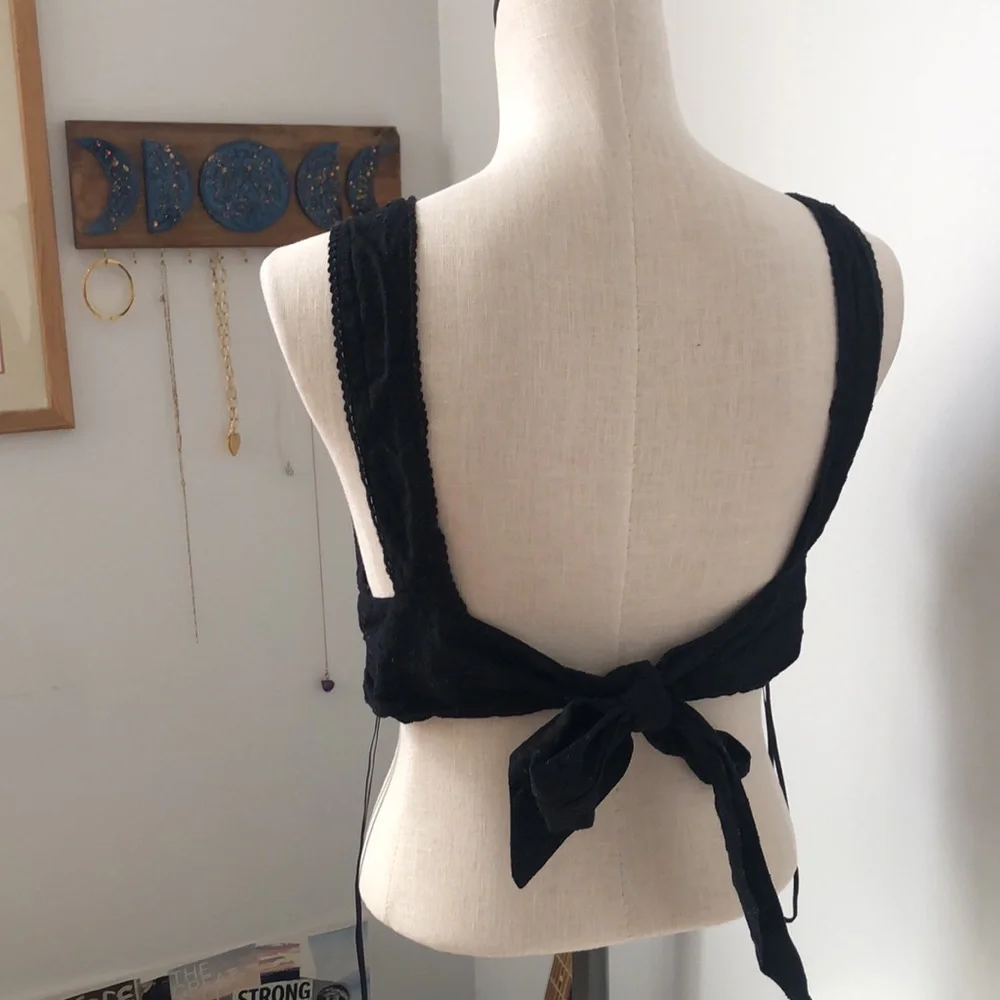 Eyelet 🖤 Tie Back Crop Top - Picture 4 of 9
